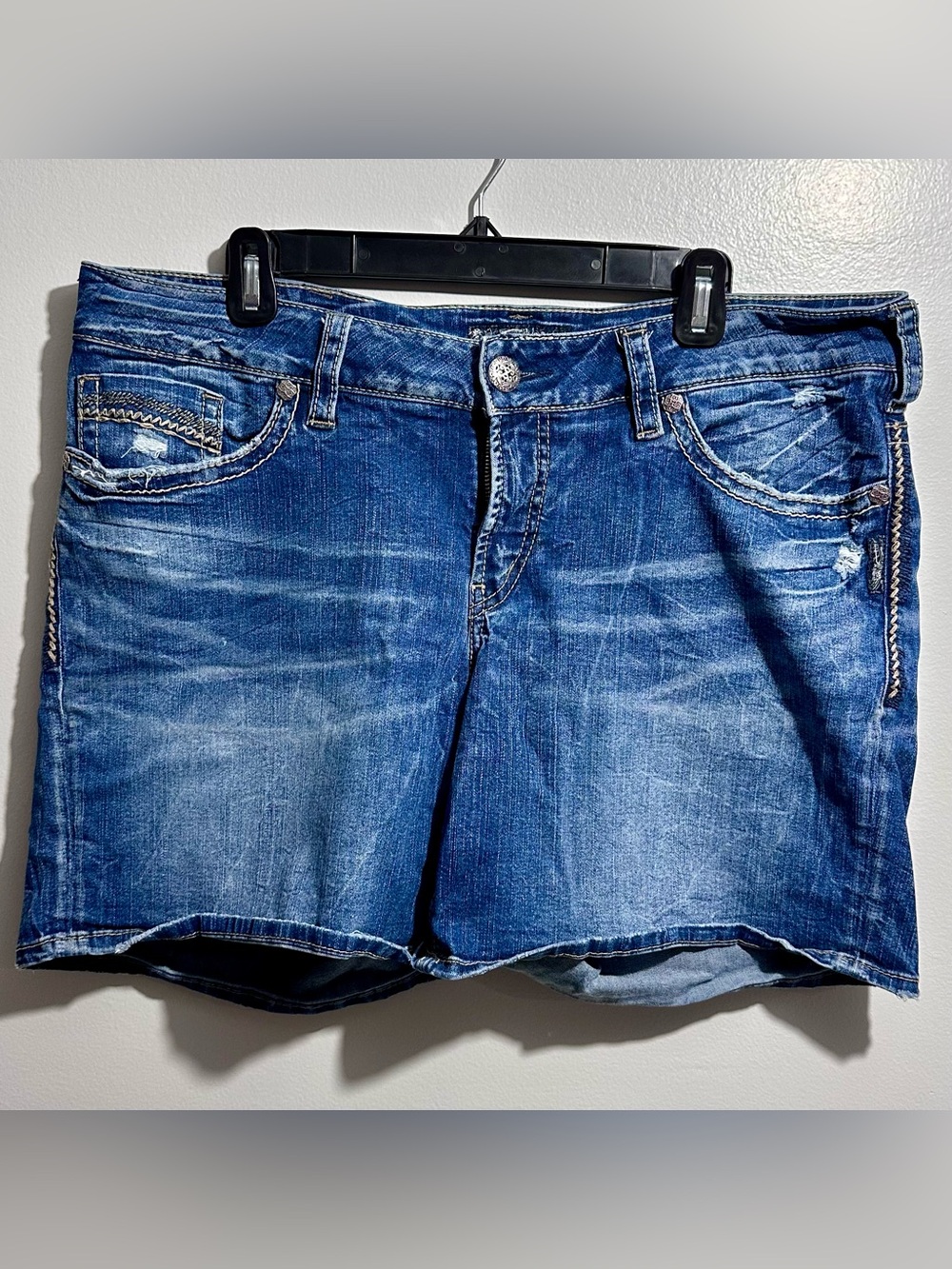 Silver Jeans Medium Blue Distressed Denim Shorts Size 16 (1358)